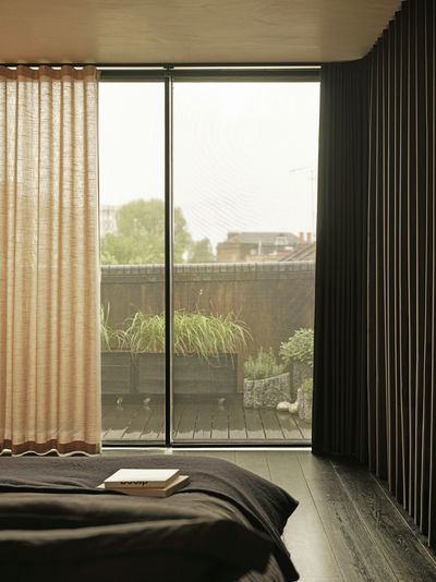 Sistemas de rieles, SG 6870, Multicolour Natura, Bethnal Green, London, United Kingdom, black