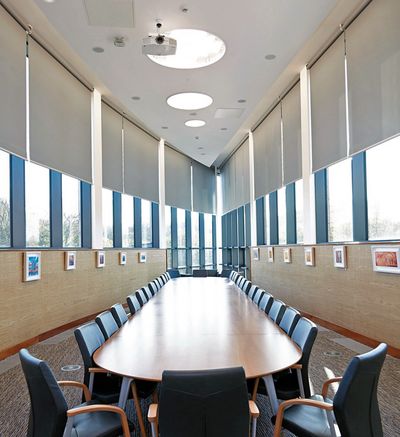 Sistemas de enrollables, SG 4970, Multiscreen 1-10%, Room shot "Durham Gateway", Durham, United Kingdom