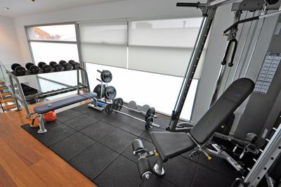 Sistemas de enrollables, SG 4910, Basicscreen 1-10%, Room shot "The Fish Tank – Private Residence", Melbourne, Australia