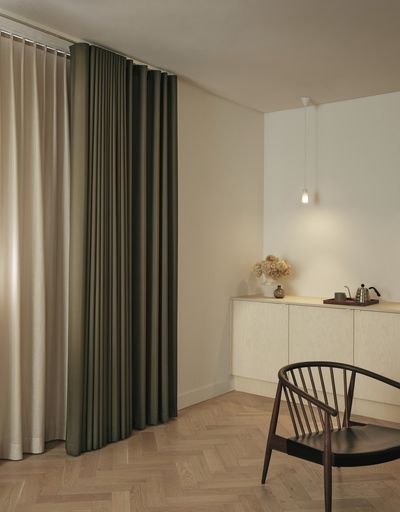 Sistemas de rieles de cortinas de accionamiento manual, SGGB Studio/Showroom London
