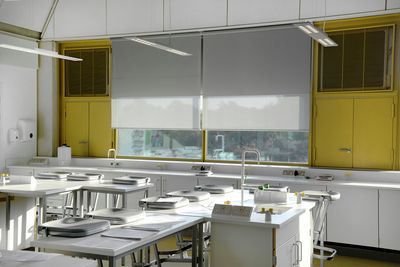 Sistemas de enrollables, SG 4910, Aluscreen Futura 3%, Sevenoaks School, Sevenoaks, United Kingdom