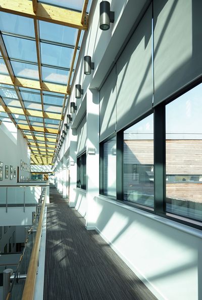 Sistemas de enrollables, SG 4970, Multiscreen 1-10%, Room shot "Durham Gateway", Durham, United Kingdom