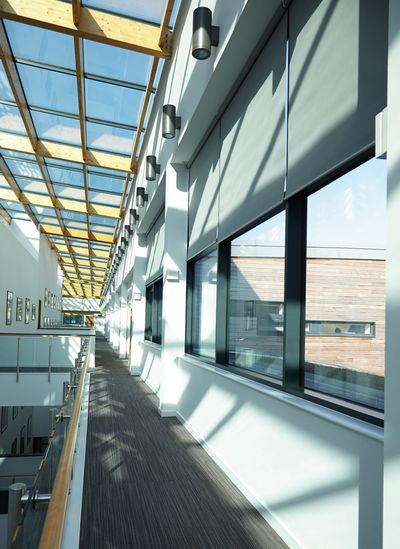 Sistemas de enrollables, SG 4970, Multiscreen 1-10%, Room shot "Durham Gateway", Durham, United Kingdom