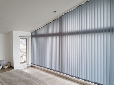 Sistemas de bandas verticales, SG 2900, Multi Shadow, White Horses Private Home, Trearddur Bay, UK