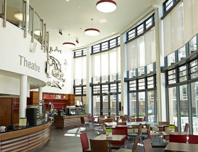 Sistemas de enrollables, SG 4970, Multiscreen 1-10%, Room shot "Durham Gateway", Durham, United Kingdom