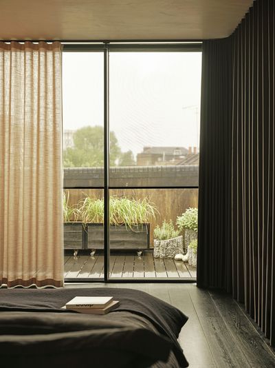 Sistemas de rieles, SG 6870, Multicolour Natura, Bethnal Green, London, United Kingdom, black