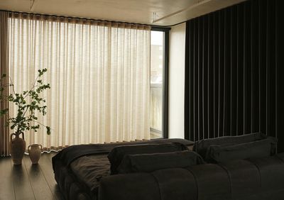 Sistemas de rieles, SG 6870, Multicolour Natura, Bethnal Green, London, United Kingdom, black