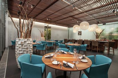 Sistemas de bandas verticales, SG 2960, Multi Visio, Room shot "Oona the Restaurant", Frutigen, Switzerland, Vertical Waves