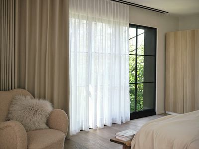 Sistemas de rieles, SG 6465, Leviso, Private House, Cardiff, United Kingdom, Black